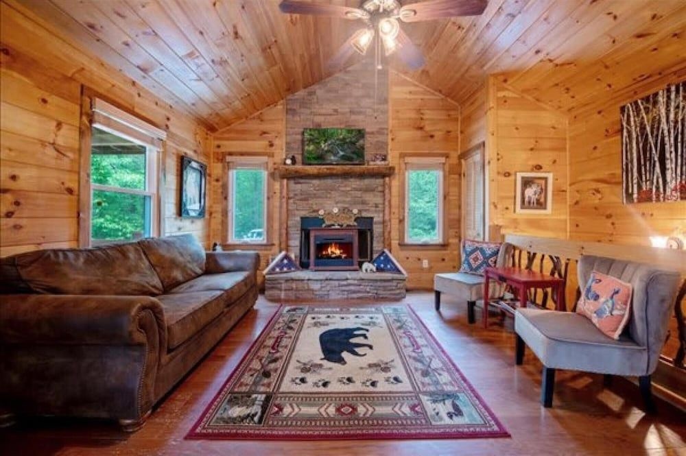 Ricks Retreat Charming Log Cabin Firepit Ping Pong hot tub Close to Blue Ridge