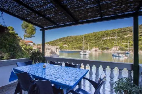 Holiday House Macic