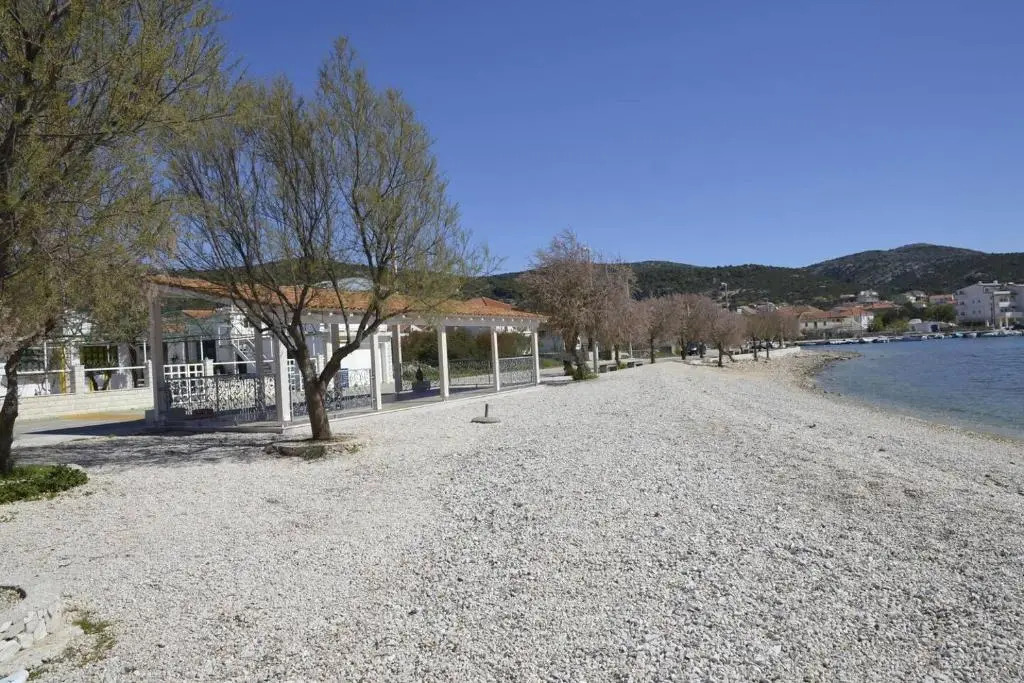 Lovely 2-bed Apartment in Vinisce, Close to Beach