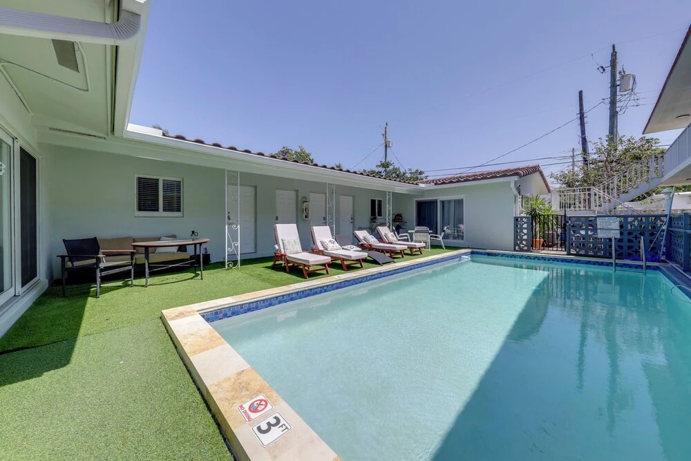 1 Mi to Pompano Beach! Couples Retreat w/ Pool