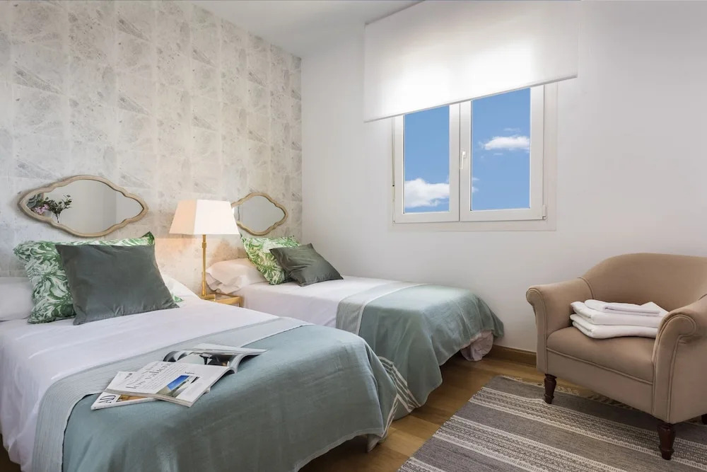 Great 3 Bd Apartm in the Best Location in Malaga. Muelle Heredia