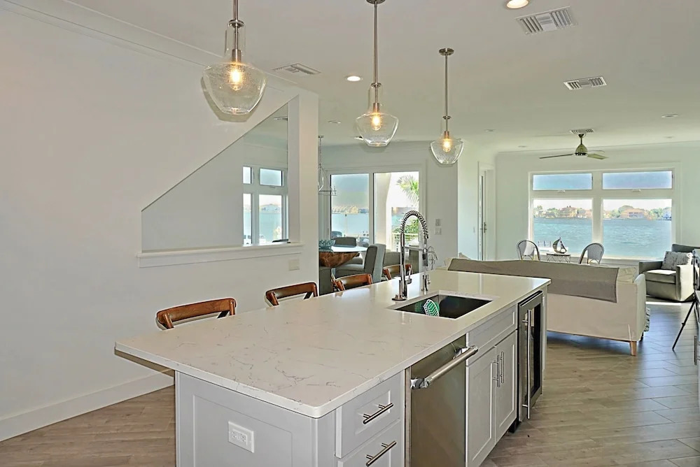 Pass-A-Grille Luxury Waterfront 612 by TechTravel