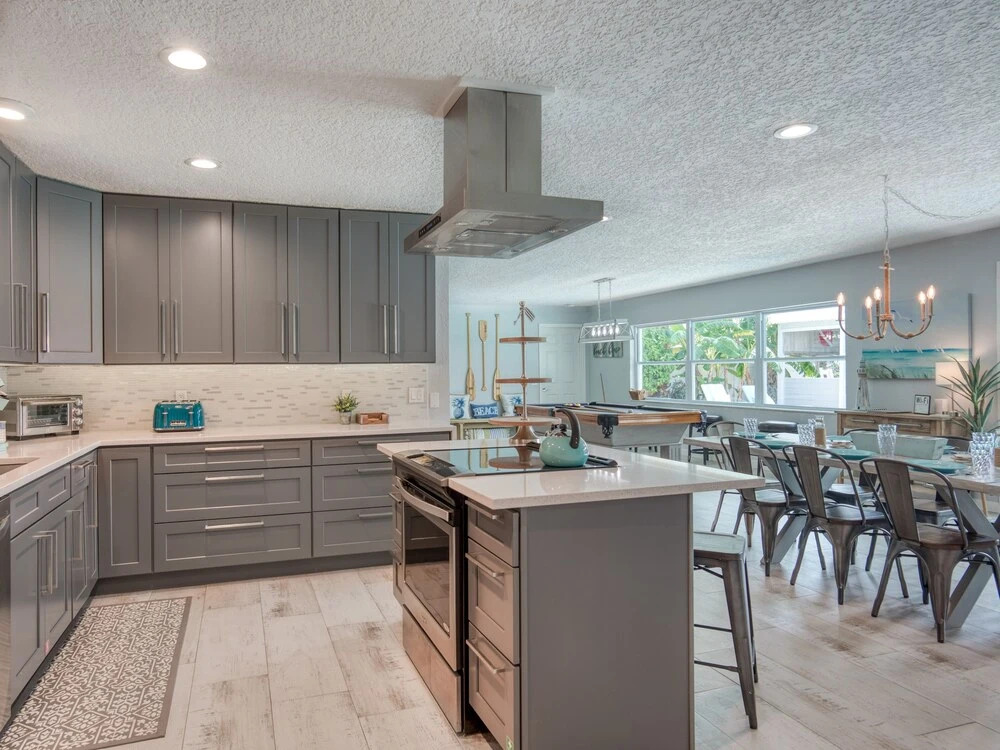 Canalfront Dream Pool, Dock & 3 Blocks To Beach! 5 Bedroom Home