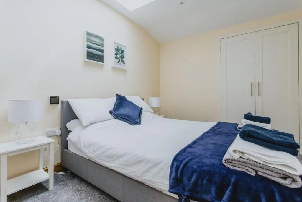 Spacious 2nd Floor Apartment - King Size Bed & Free Parking