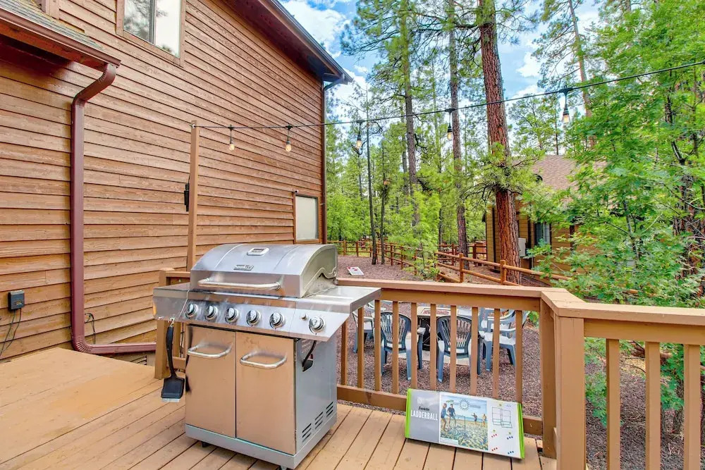 Wraparound Deck + Large Yard: Pinetop Home!