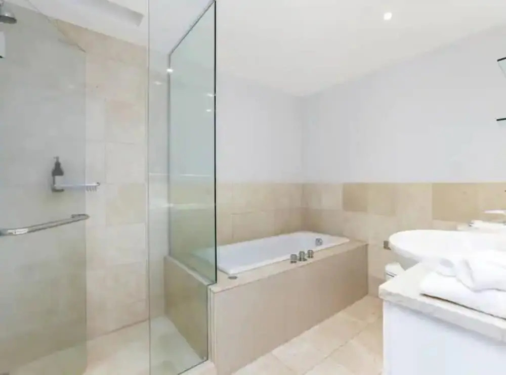 Bright 1 Bedroom Beauty with Balcony Zodiak Stays