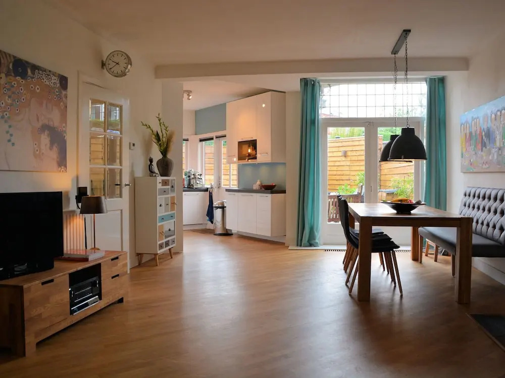 Picturesque Family House in Nice Area, Ideally Located Between Town And Beach