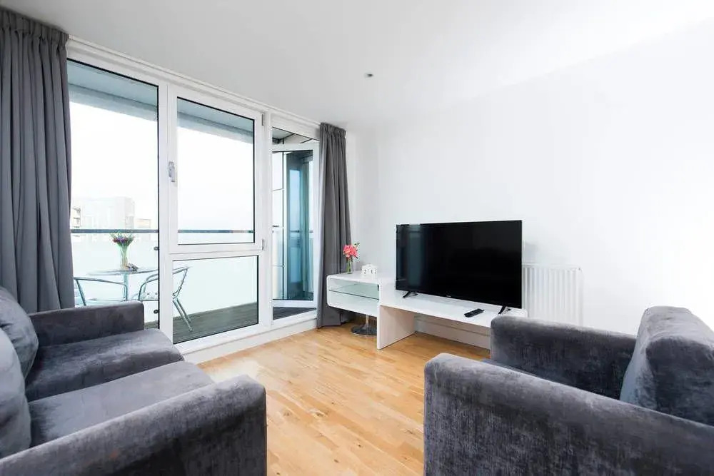 Modern 3BR Flat in Stratford With Great Views!