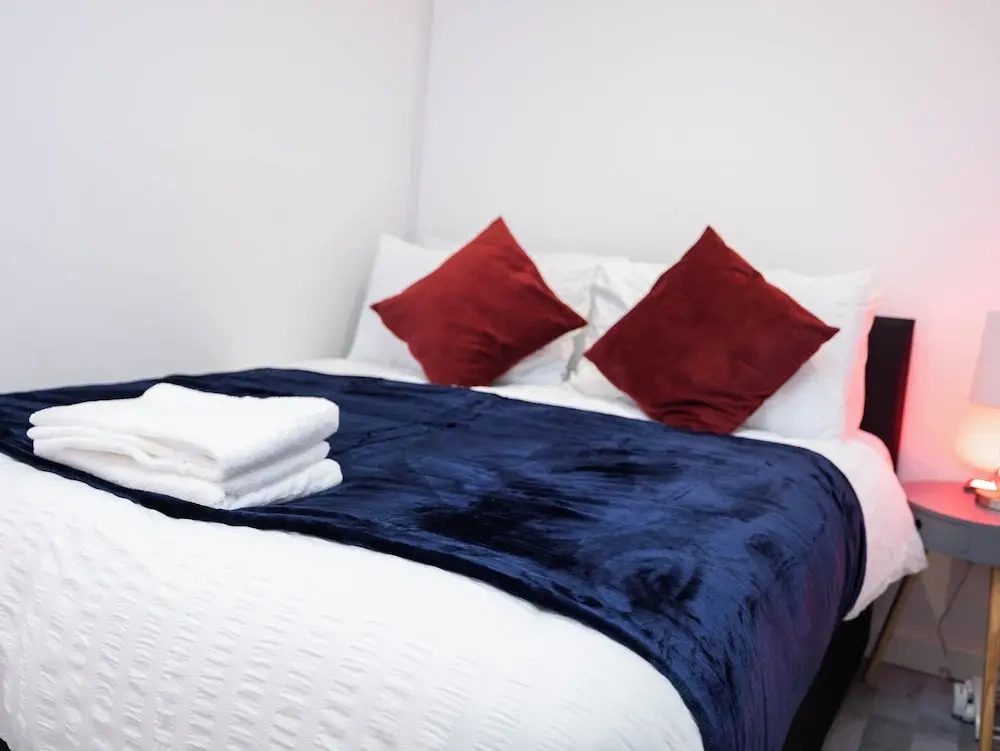 1 Bed-4guests-sofabed-wifi-closetocity-parking