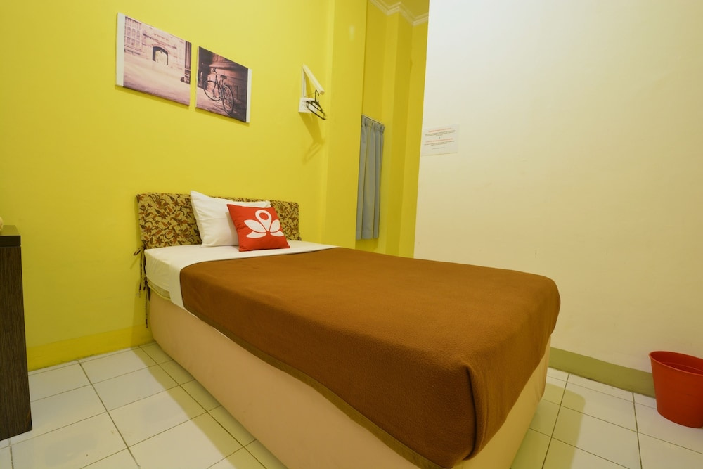 ZEN Rooms Basic Near Pasar Baru