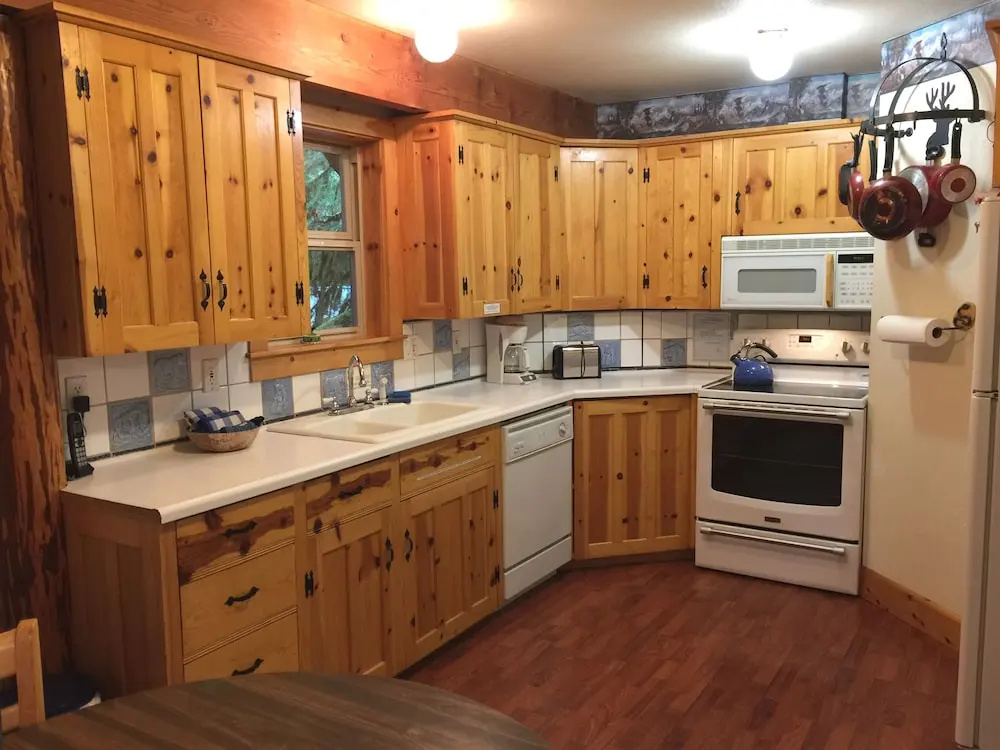 Snowline Cabin #25 A Country-style pet Friendly Cabin With hot tub and Wifi!