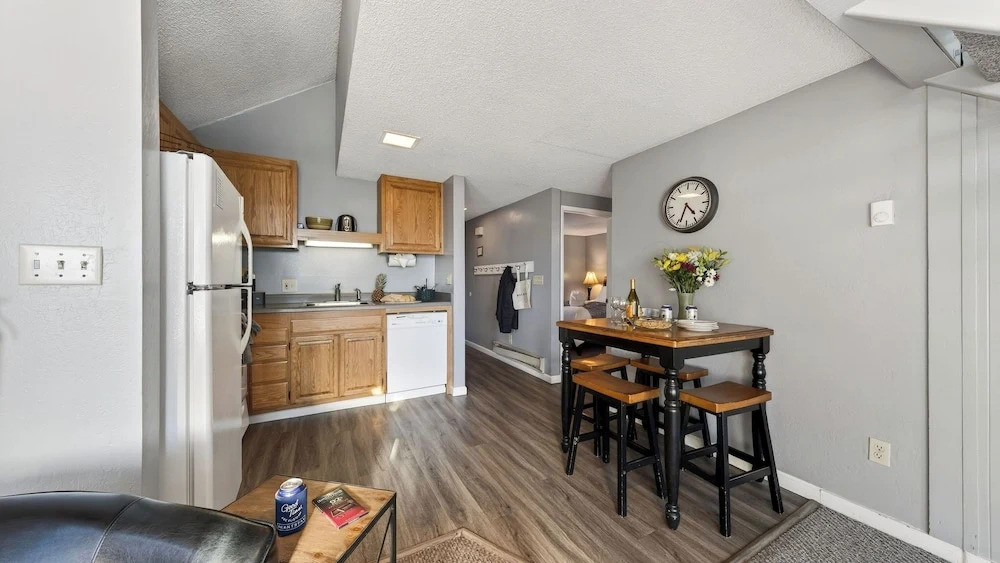 Beach Front Perch by Avantstay Lakefront Condo + Views + Near Dining and Skiing
