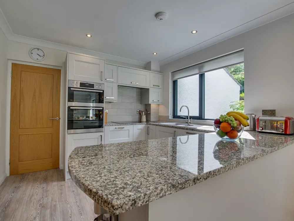 Detached Holiday Home With Three Bathrooms, Open Fire and Private Parking