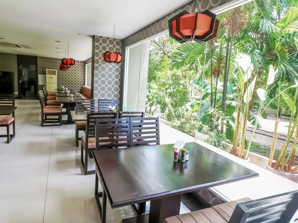 Boss Suites Nana Hotel