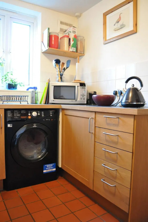 Central 1 Bedroom Apartment With Parking