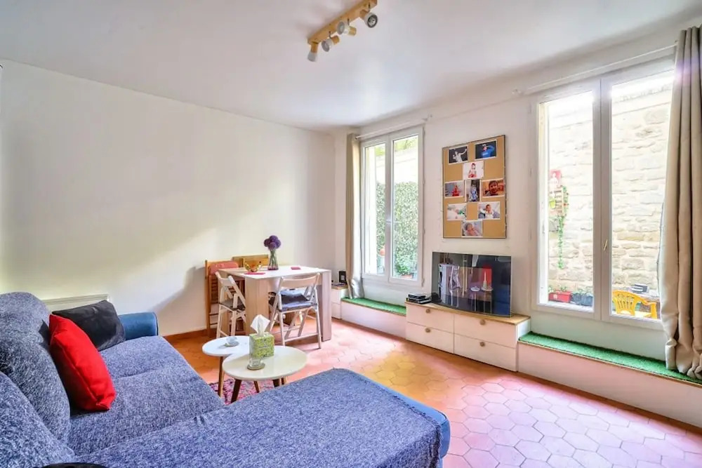 Charming 2 Room Apartment Near Square Louise-michel