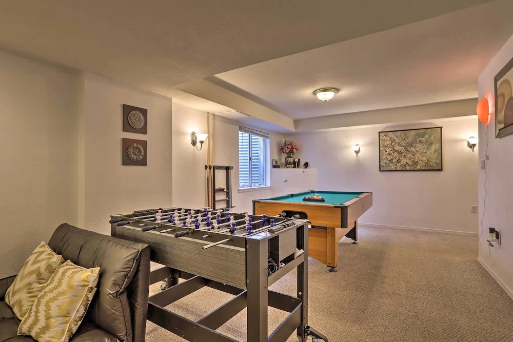 Spacious Thornton Home: 15 Mi to Downtown Denver!