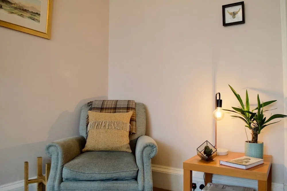 Traditional 2 Bedroom Apartment In Edinburgh