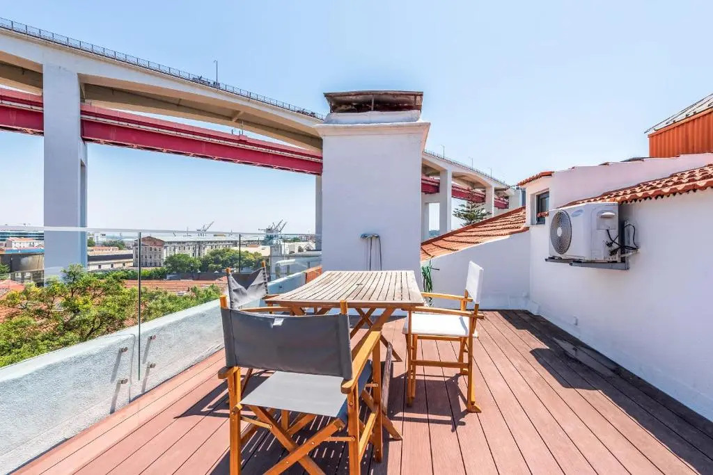 Guestready - Bright Family Home with Private Rooftop Terrace in Alcântara