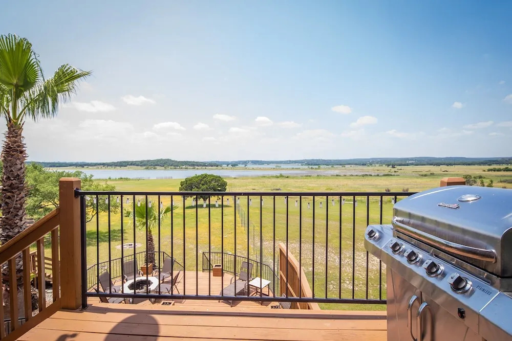 Lakeside Haven 3 Bedrooms 2.5 Bathrooms Townhouse