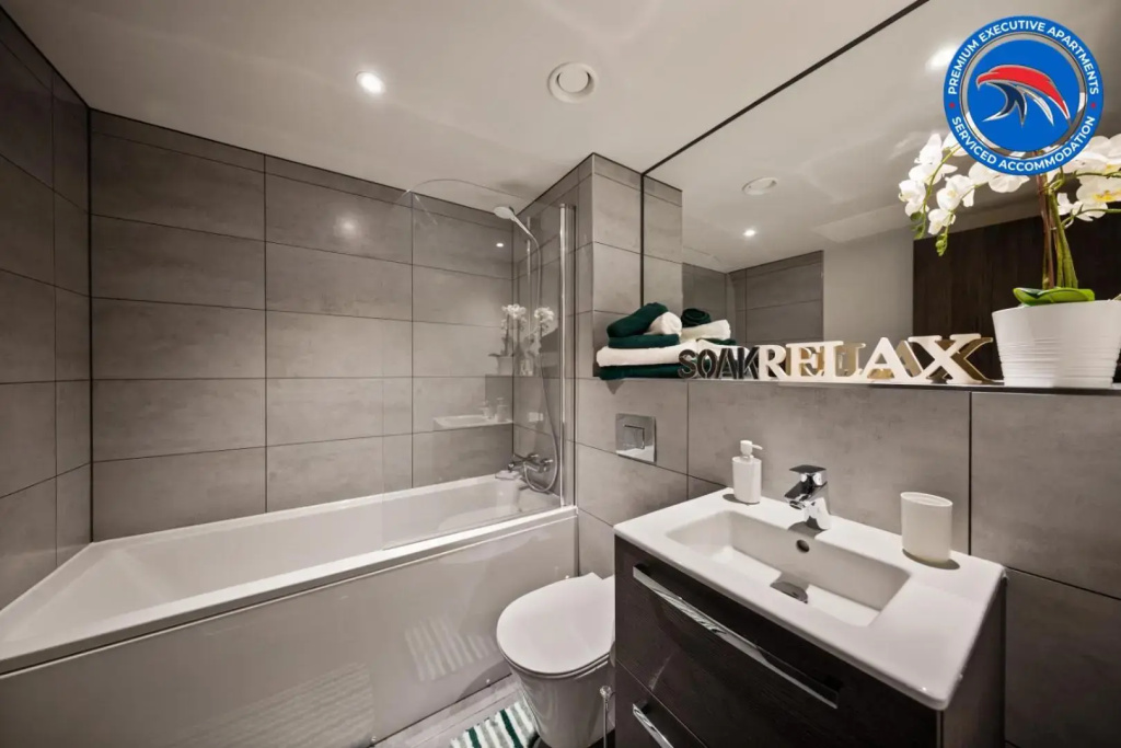 50 PERCENT OFF - Perfect for Long Stays - For Business, Professionals , Relocations & Families I Gym I Boardroom I Cinema I WIFI - Book today 2 Bed at Premium Executive Serviced Apartment - St Martins Place