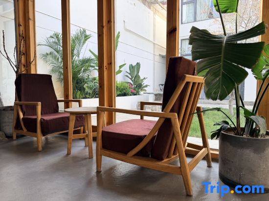 Huaqin · Bali Retreat Wild Luxury Courtyard | 1‑Min Walk to Erhai Lake (Cai Village)