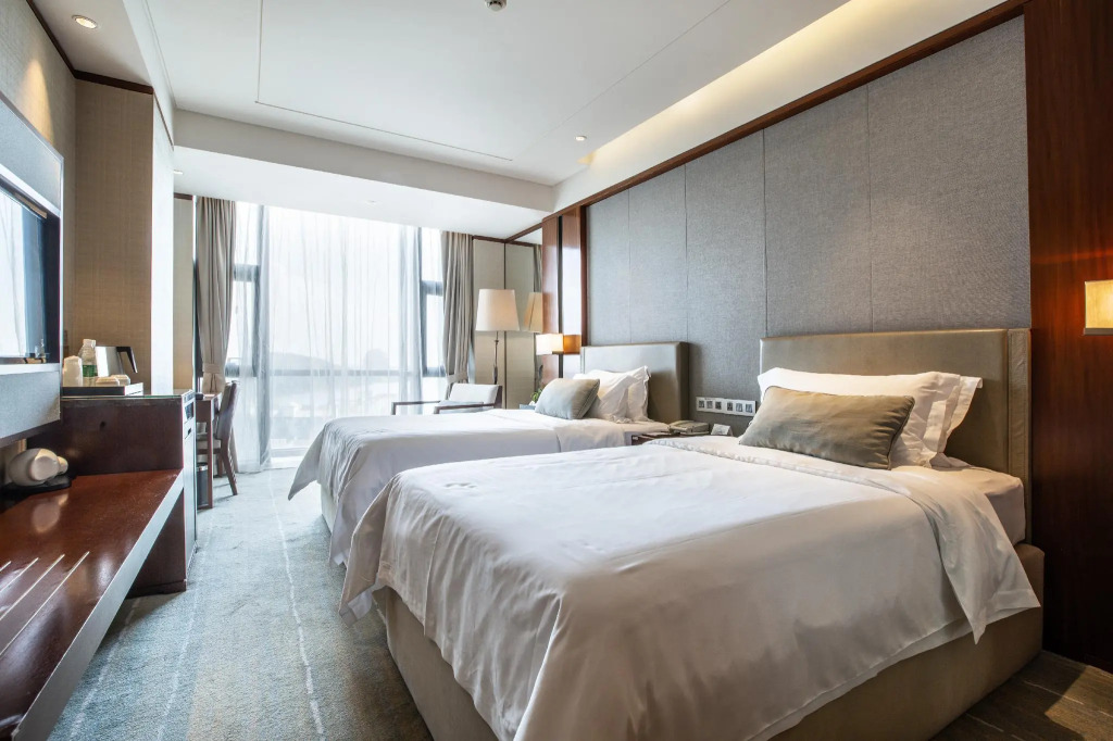 Swan Lakeview Hotel