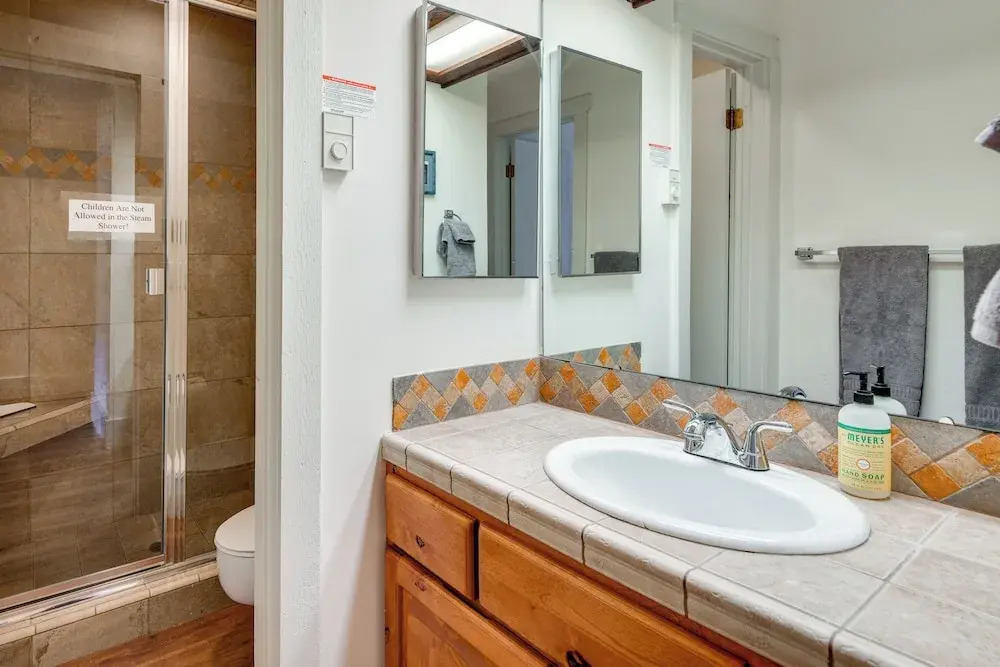 Ketchum Condo w/ Deck < 1 Mi to Sun Valley Resort!