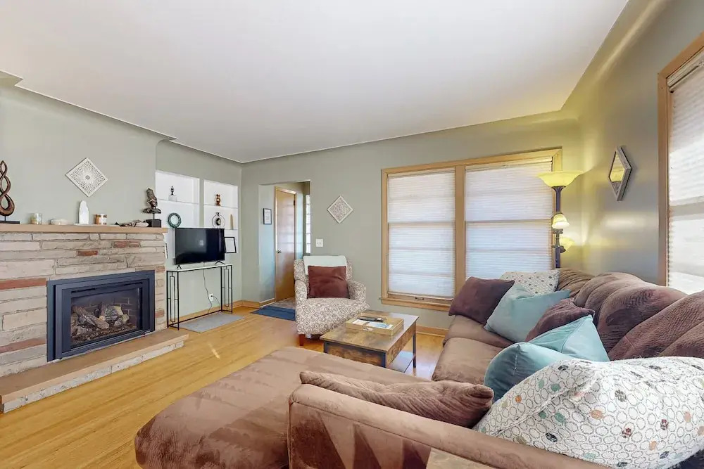 2BR Centrally Located Duplex Near Shopping