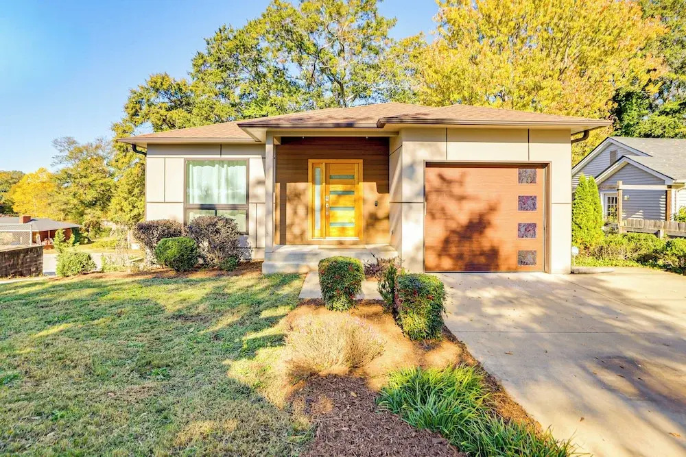 4 Mi to Dtwn Greenville: Group-ready Home w/ Yard