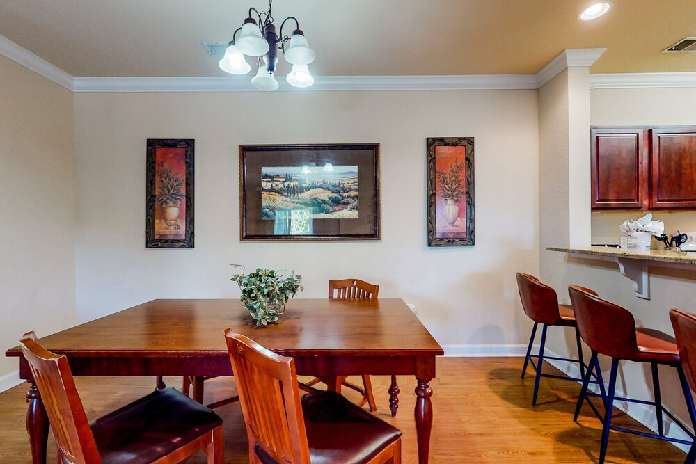 Resort Condo With Heated Pool, Gym, BBQ Area, Balcony, W/d, Children's Pool, AC