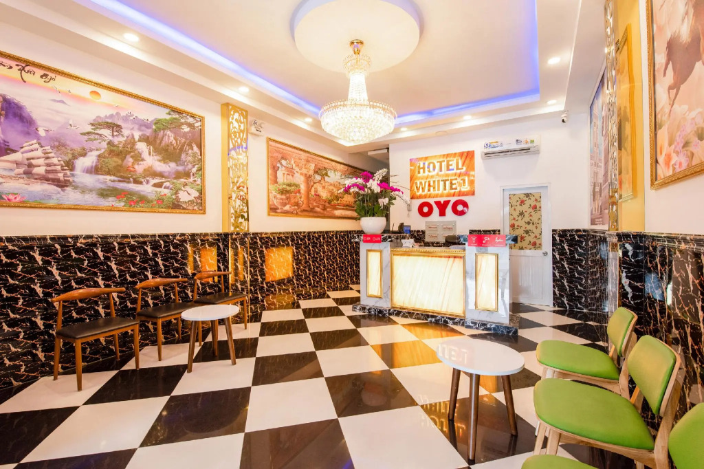 OYO 471 White 1 Hotel