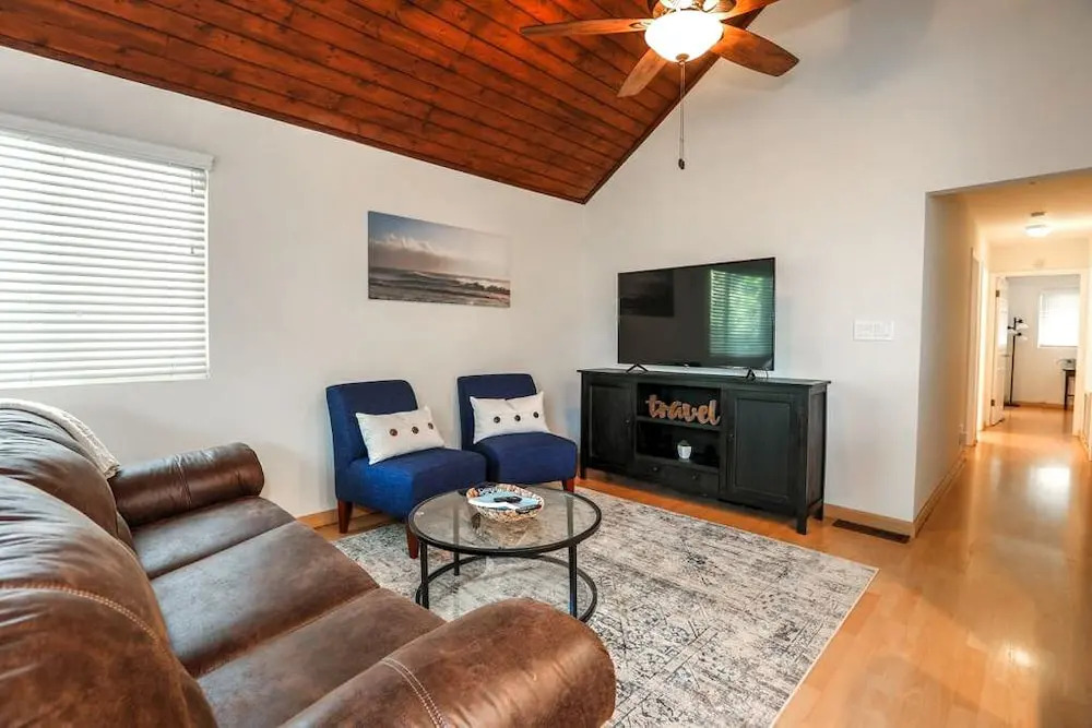 Beachy 3br - 1 Block To Ocean, Near Abbott Kinney 3 Bedroom Home