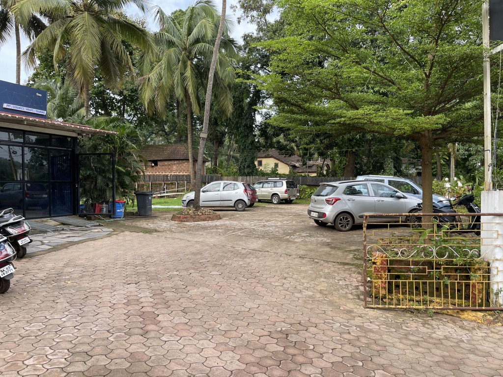 Salotel- near Mae De Deus Church