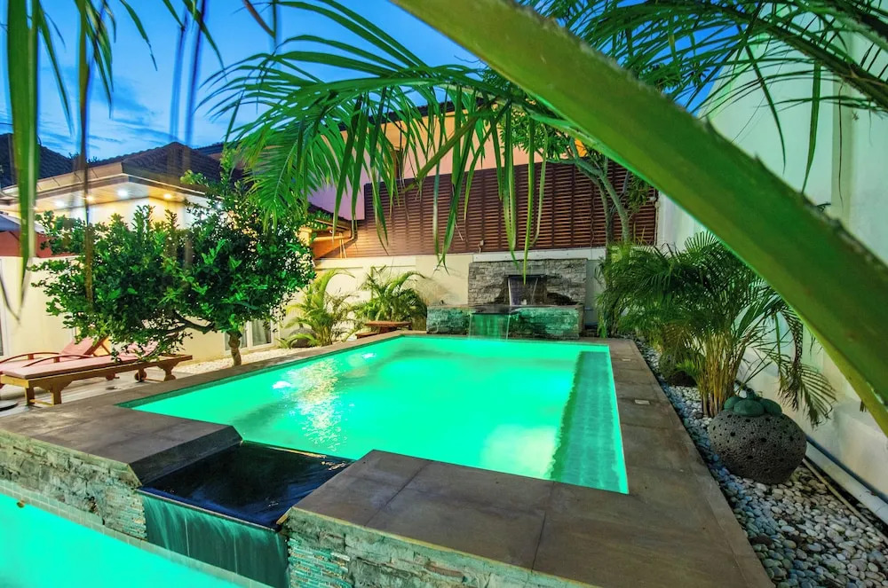 Seaside Villa 3 Pools, 2 mins walk to beach
