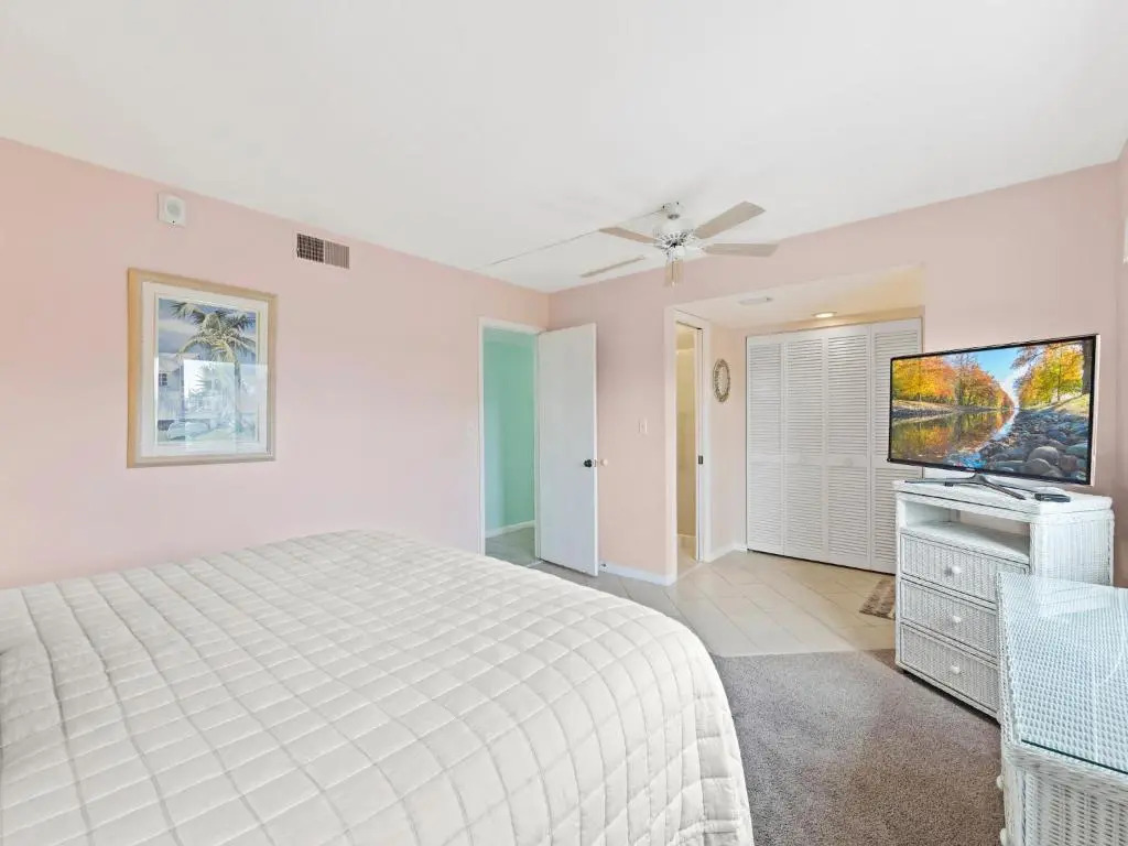 Pelican Watch 208, Sleeps 4, 2 Bedrooms, Beach Front, Pool, Elevator, WiFi