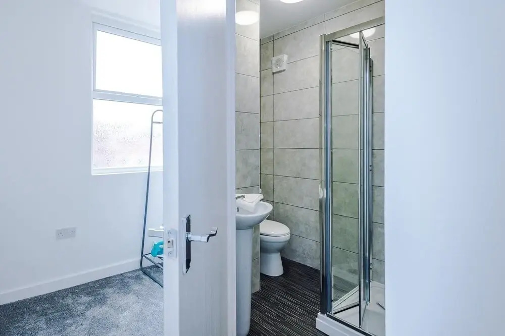 A-K Apartments - Cosy & Modern home, Superb Location, Street Parking Sleeps 6