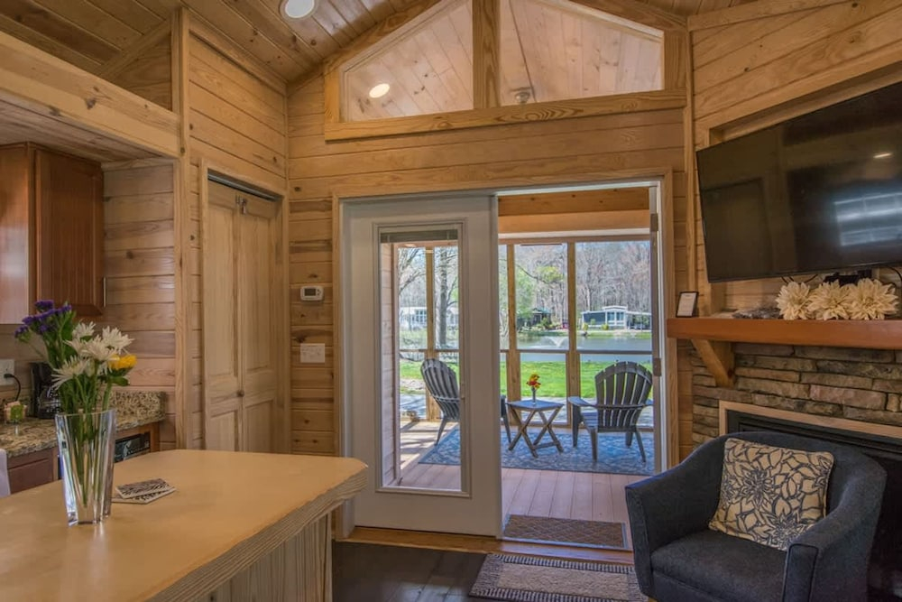 Lakeview 2BR Tiny Home Near Trails Pool Bocce