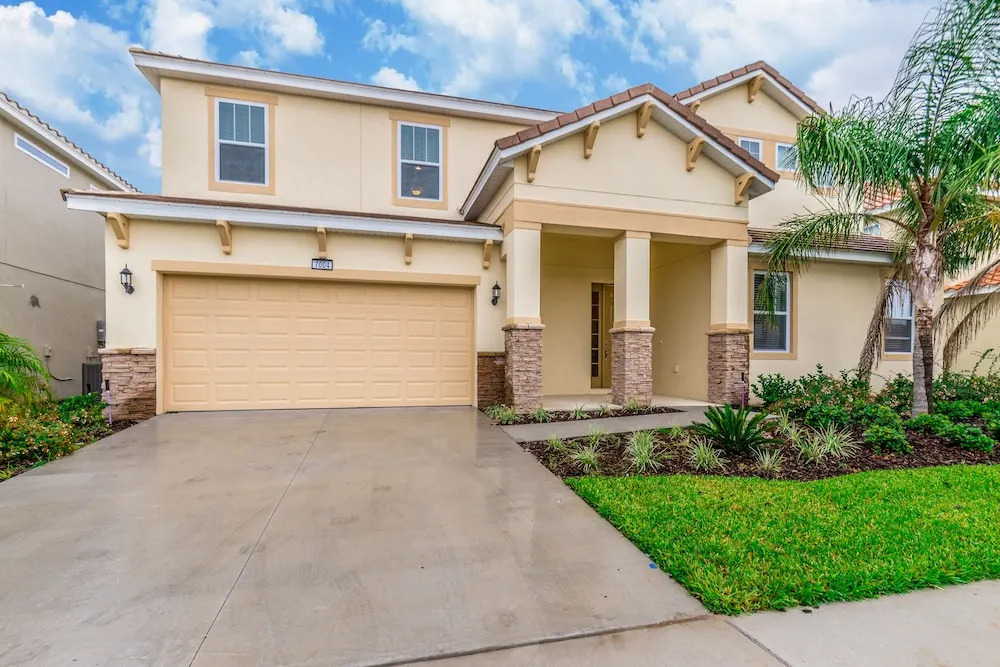 Solterra - 7004 Oak Wood Street