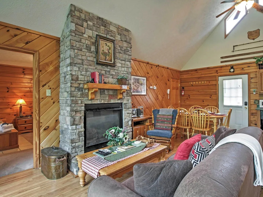 Idyllic Cabin w/ Hot Tub < 2 Mi to Dollywood!