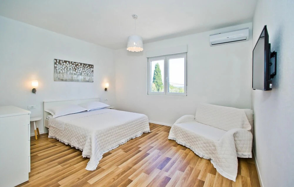 Beautiful Home In Bogomolje