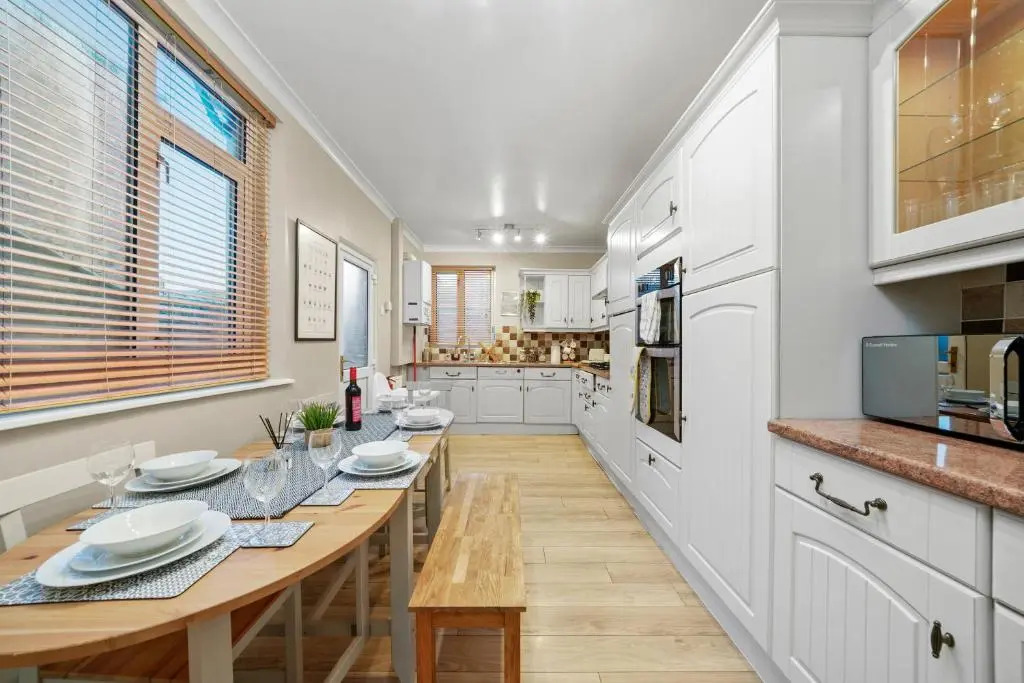 5 Bedroom House with Free Parking, Garden, Super Fast Wifi, Smart TVs with Virgin TV and Netflix by Yoko Property