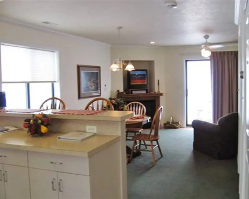 4 Bedroom House- Rustic Style Next to Spirit Lake