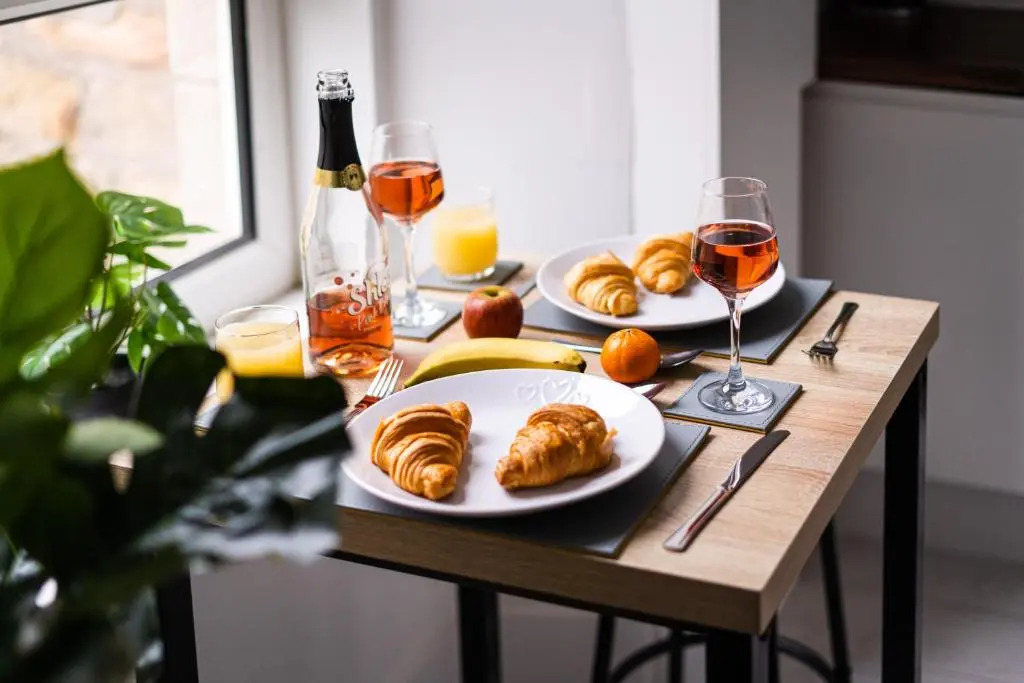 ULTRA LAVISH APARTMENT SLEEPS 4 GUEST COMFY, NETFLIX, 1 x Double Bed , 2 x Single Beds
