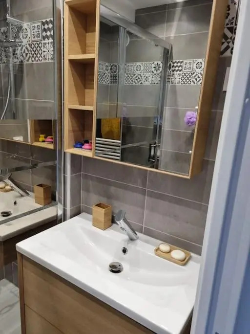 Appartement tout confort entierement renove piscine wifi parking