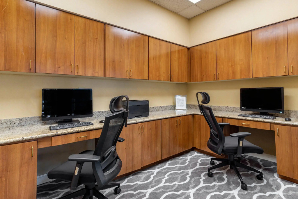 Comfort Inn & Suites near Six Flags