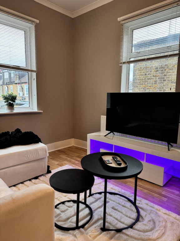 London City Apartment - Modern & Cozy Stay