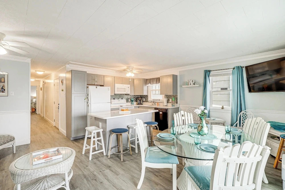 Steps to Sand! 1st-floor Family Unit in Ocean City