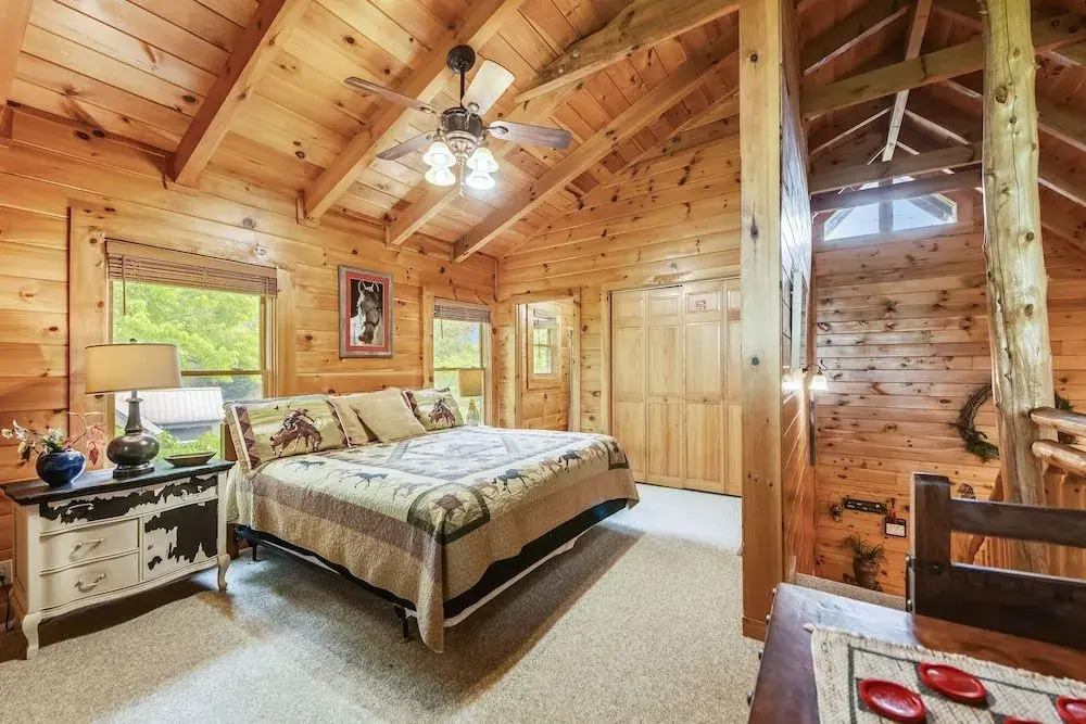 Horsin' Around 3 Bedroom Cabin by Redawning