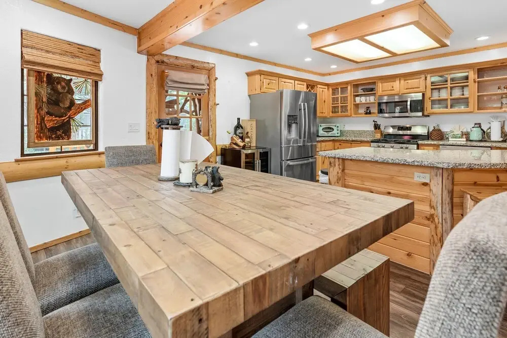 Bullwinkle And Friends Log Cabin - Beautiful Log Home With Hot Tub & Game Room! 3 Bedroom Cabin
